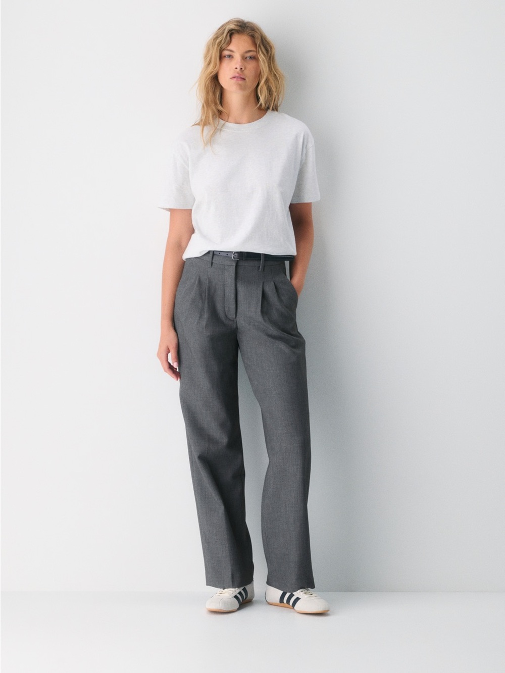 Aritzia The Effortless Pant Curve Fit Eversential in Heather Charcoal Size 4